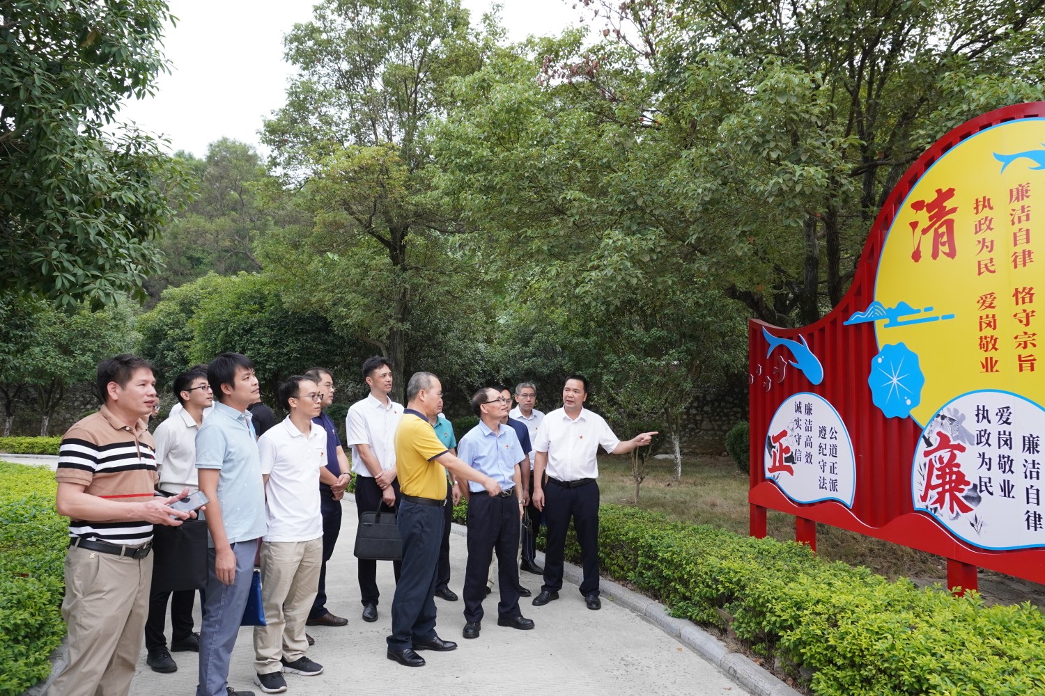 9月29日，广西开云体云APP官网入口组织各下属企业职工到柳兴制糖公司参观清廉文化阵地。 江 玮 摄.JPG